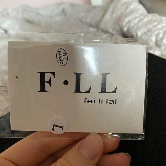 pleated black mini skirt - Picture 2 of 4